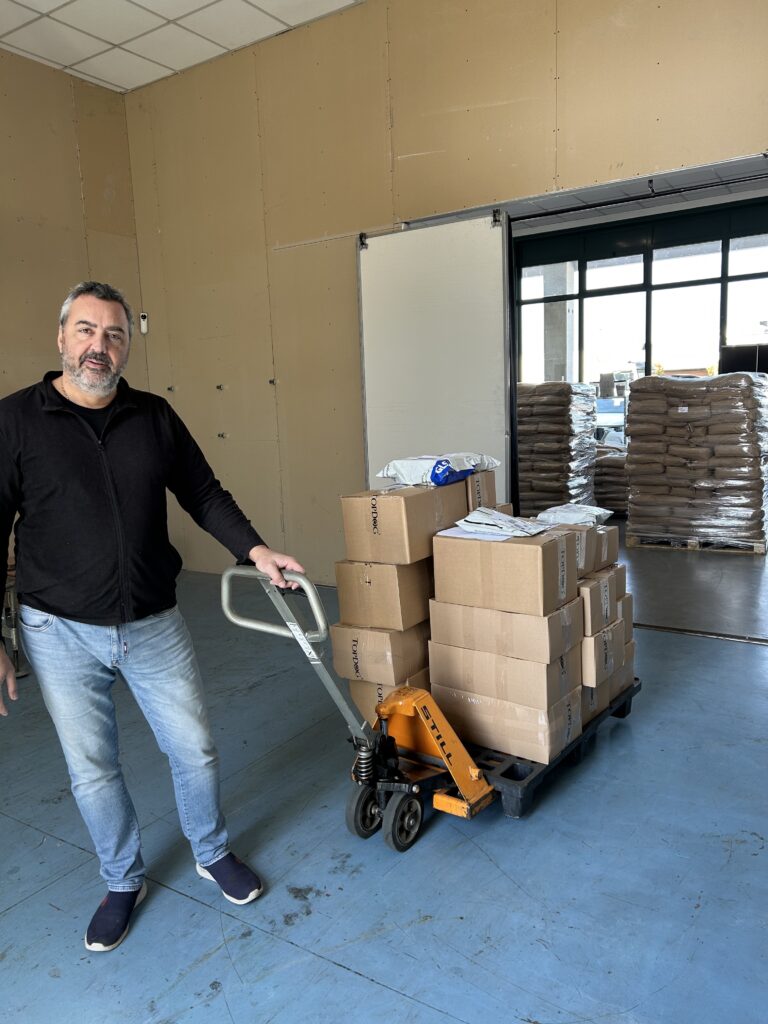Federico di TOP DOG SRL durante la preparazione degli ordini TOPDOG per cani