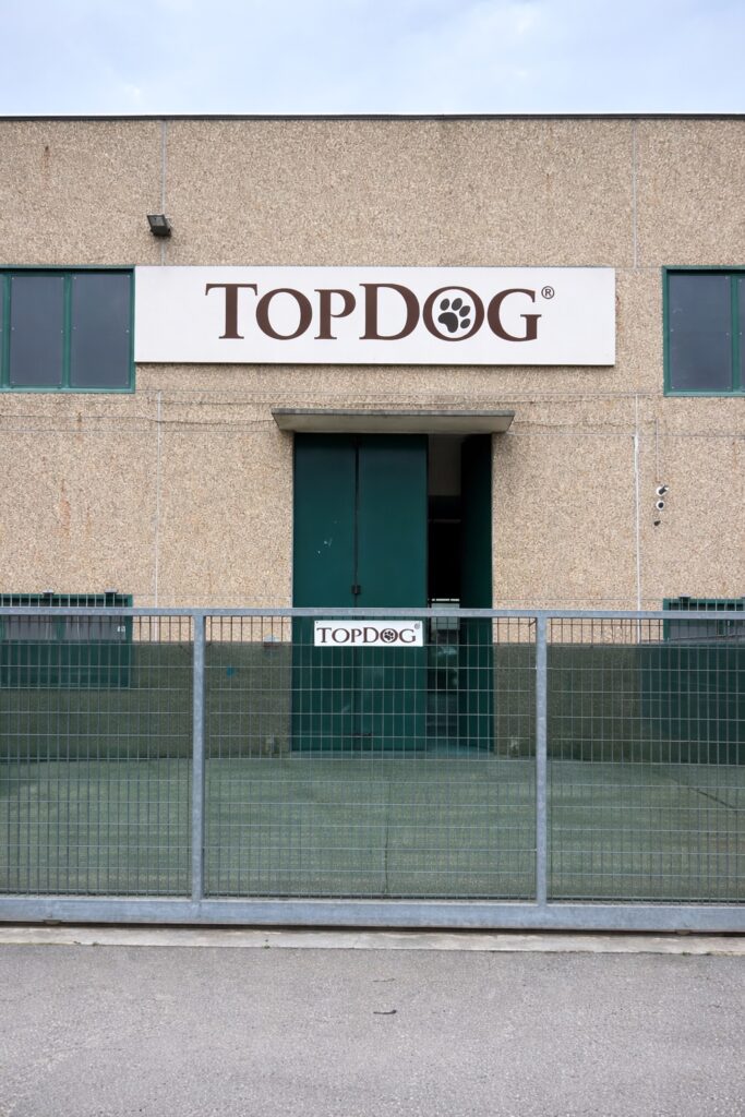 Area logistica e carico merci della sede TOP DOG SRL